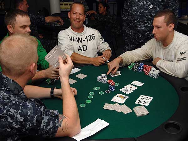 kiem tien bang poker live hay poker online