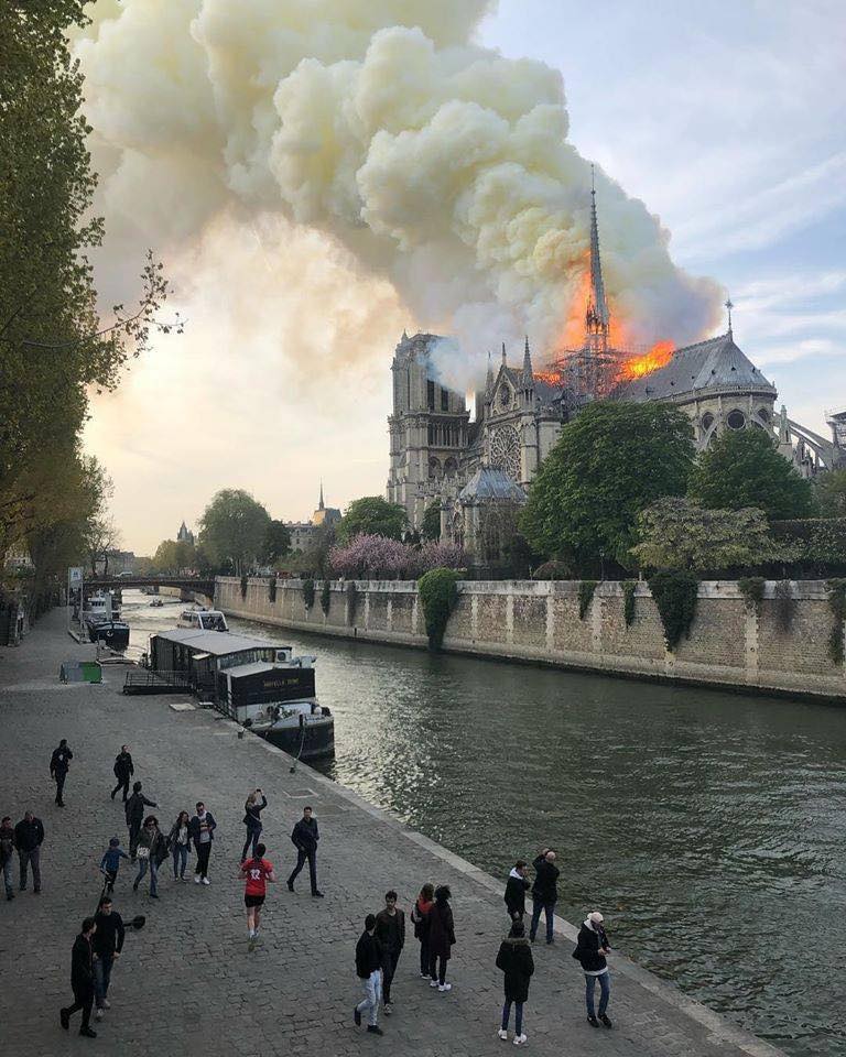 chay lon o nha tho Notre Dame Paris
